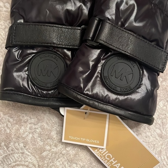 Brand New Michael Kors Shiny Black Touchscreen Gloves w/ Genuine Leather Trim - Picture 4 of 14